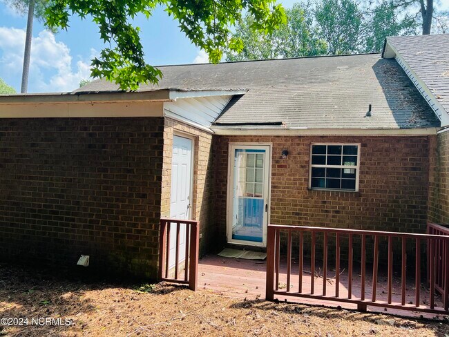 Building Photo - 1810 Summerhaven Dr