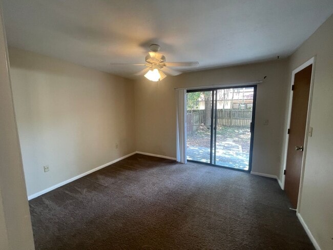 Building Photo - Discover the charm of Napier Oaks with this delightful 2-bedroom, 2-bathroom condo, perfectly sit...