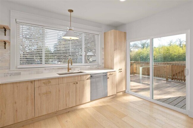 Building Photo - 3301 Duval St