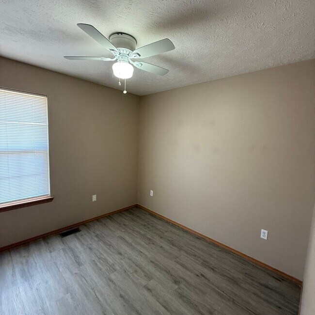 Building Photo - 4 Bedroom Home in Clever
