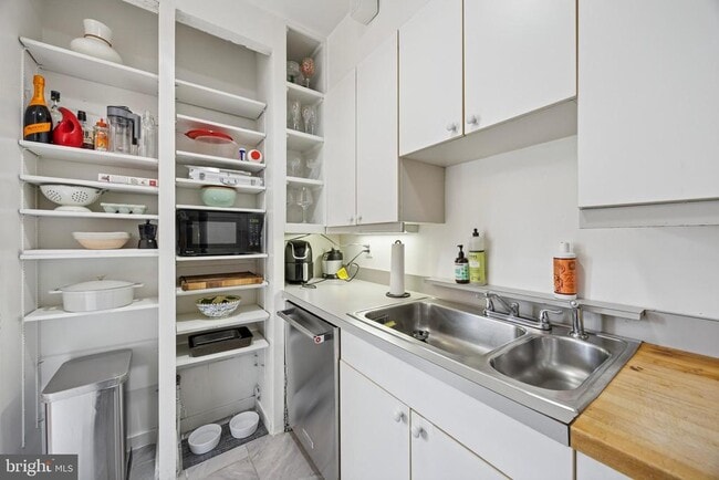 Building Photo - 1731 Bainbridge St