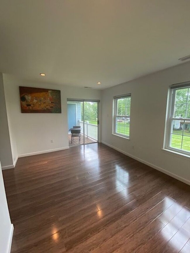 Building Photo - Two Bedroom Three Bathroom Condo in Hollan...