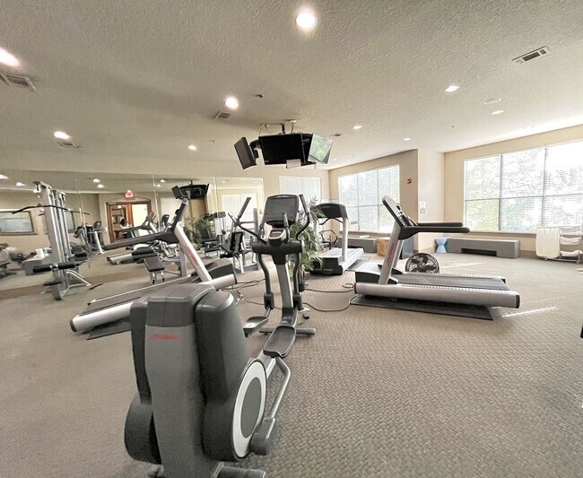 Building Photo - BEAUTIFUL CONDO WITH AMENITIES NEAR VANDER...