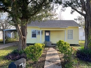 Building Photo - 2 Bedroom 1 Bathroom Home in quiet neighbo...