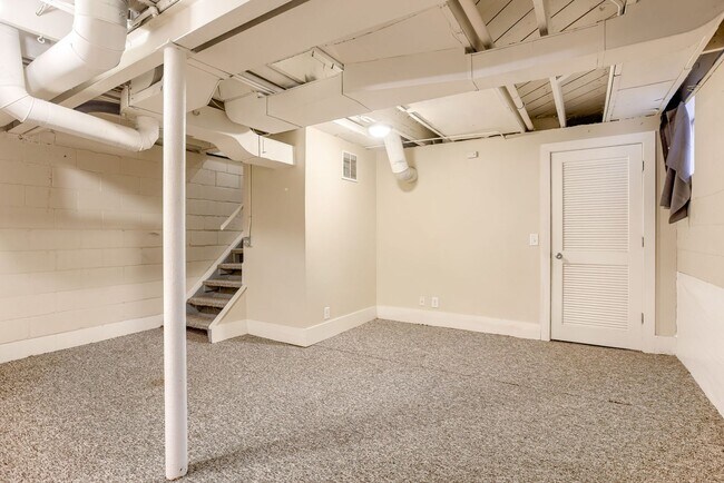 Building Photo - Spacious 3 Bedroom Duplex in the Heart of Midtown Featuring Detached Garage!!