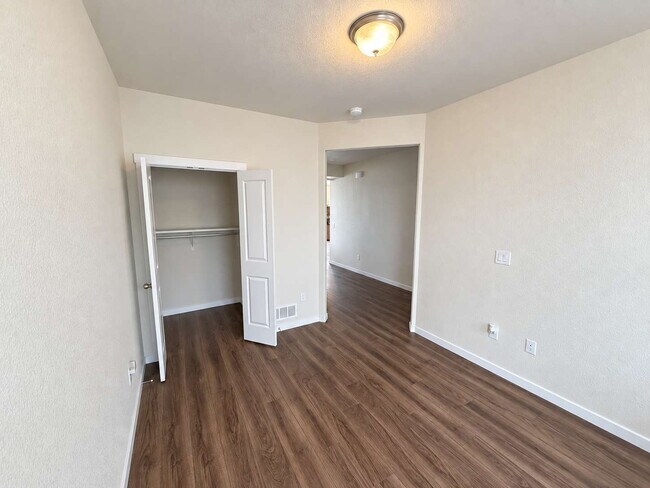 Building Photo - 5174 Roundhouse Dr