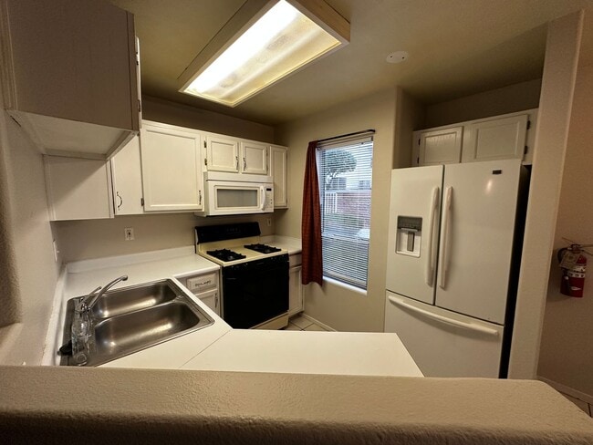 Building Photo - Henderson First Floor Condo - In Gated Community With Pool.