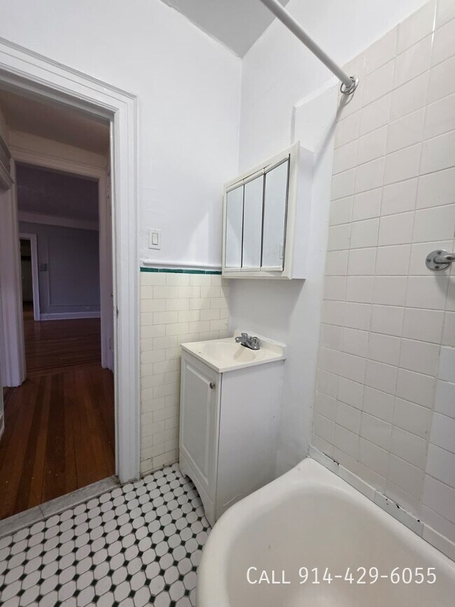 Building Photo - 15 Locust Hill Ave