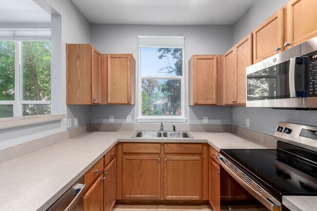 Building Photo - 2BD, 2BA City Park West Condo with 2 Garag...