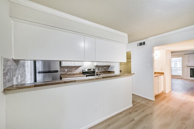 Building Photo - 5917 Fairdale Ln