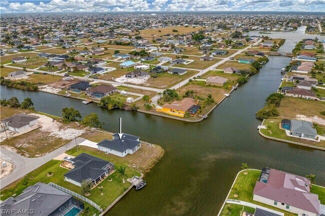 Building Photo - Gorgeous custom built 3/2/1 water front si...