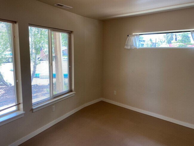 Building Photo - 844 NW Newport Ave