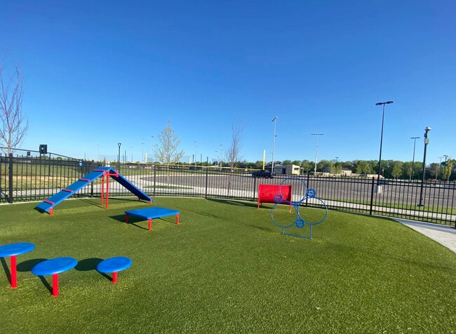 Building Photo - Decarsky Park Alex