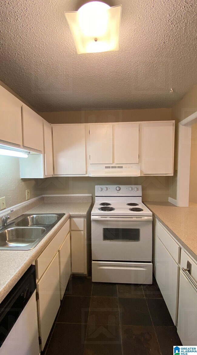 Building Photo - 1325 31st St S