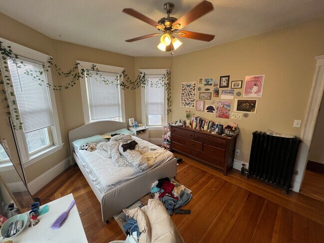 Building Photo - 9/1 Spacious Davis Sq 3BR w/EIK right by T...