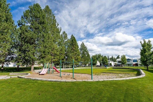 Building Photo - Modern 2 Bed, 1 Bath Condo near Dishman Hills!