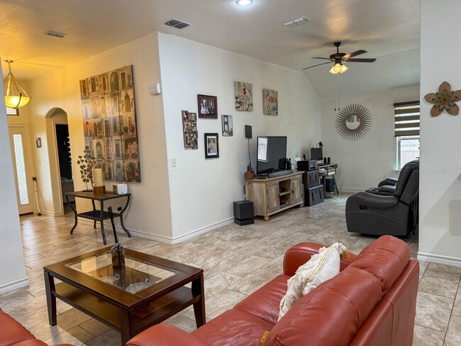 Building Photo - 208 Chisos Oak Dr