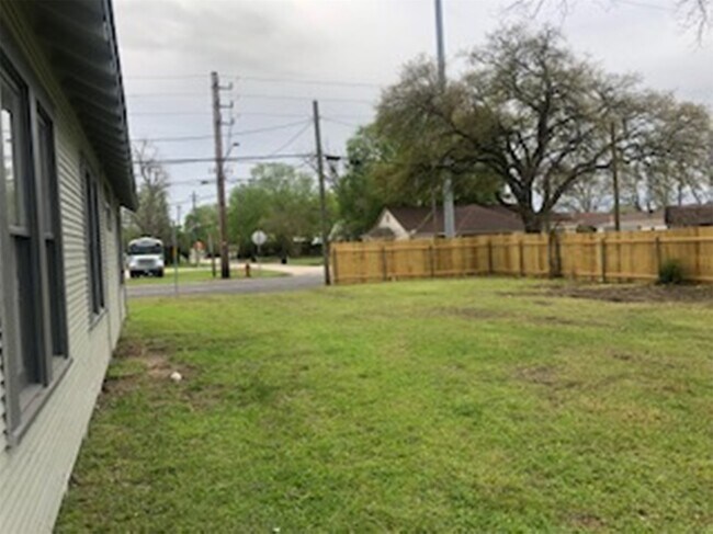 Building Photo - 3022 School St