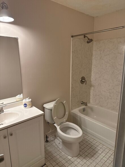 Master Bathroom - 2640 Evans Mill Dr