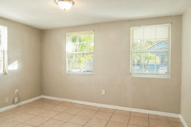 Building Photo - 3 Bedroom, 1 Bathroom Home for Rent in Tampa!