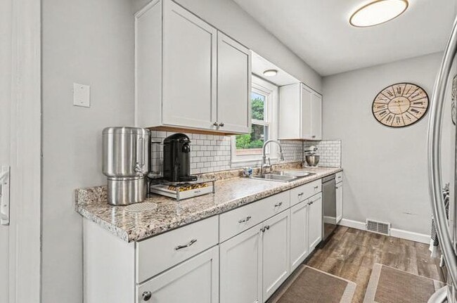 Building Photo - 2685 Northville Dr NE