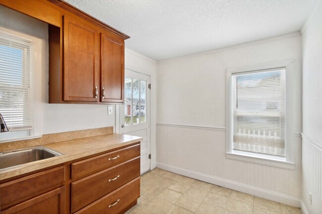 Building Photo - PENDING APPLICATION- Charming 1/1 Home in ...