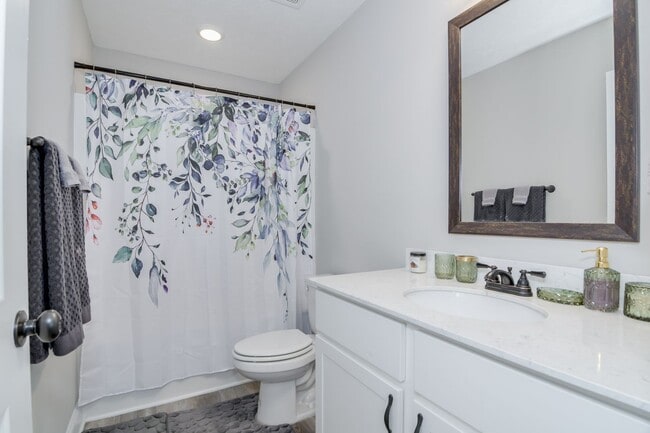 Building Photo - 4 Bedroom 2 Bathroom Two Story Home