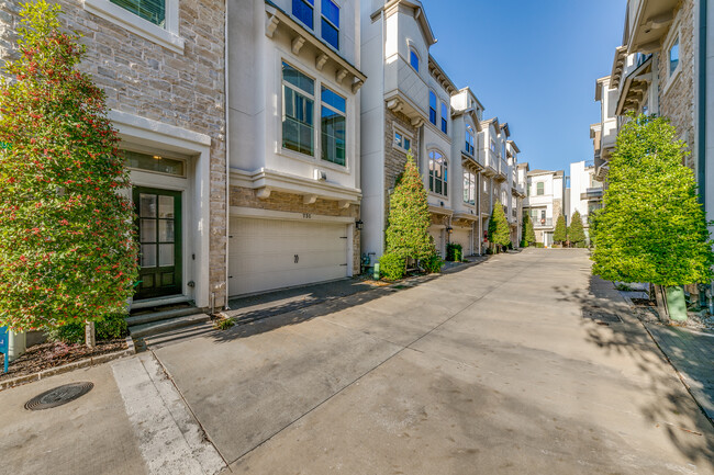 Building Photo - 731 Lacey Oaks Pl