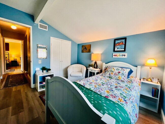 Building Photo - LAKE ACCESS!! Beautiful 4 bedroom 2 bath House, adorable front/back yard