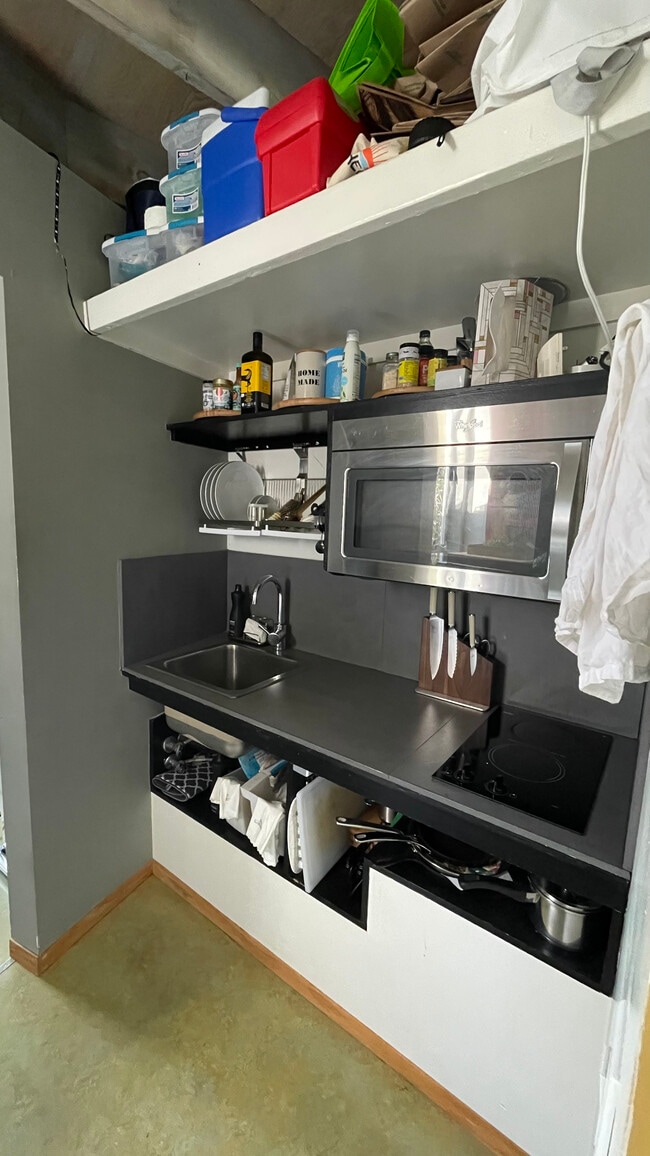 kitchenette - 872 Hanley Ave