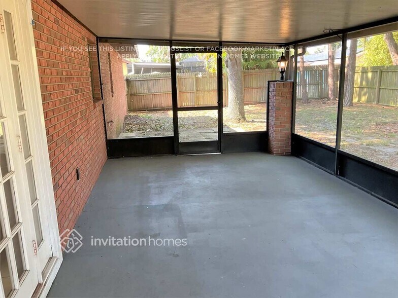 Building Photo - 810 Sandalwood Dr