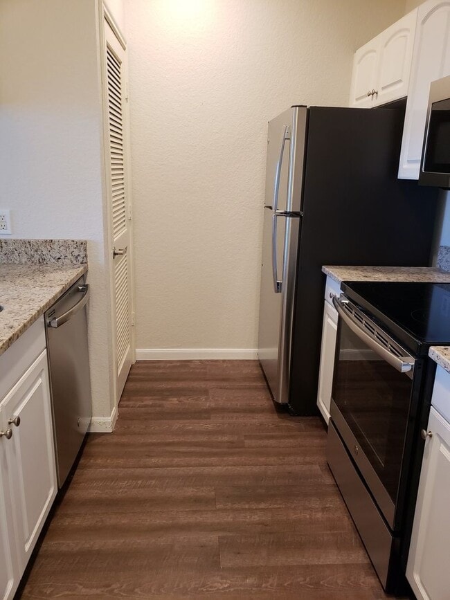 Building Photo - Downtown Upgraded 1 bedroom Condo