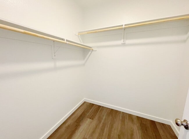 Building Photo - Quiet neighborhood/Open floor plan/Paved street/Gutter/Foam insulation