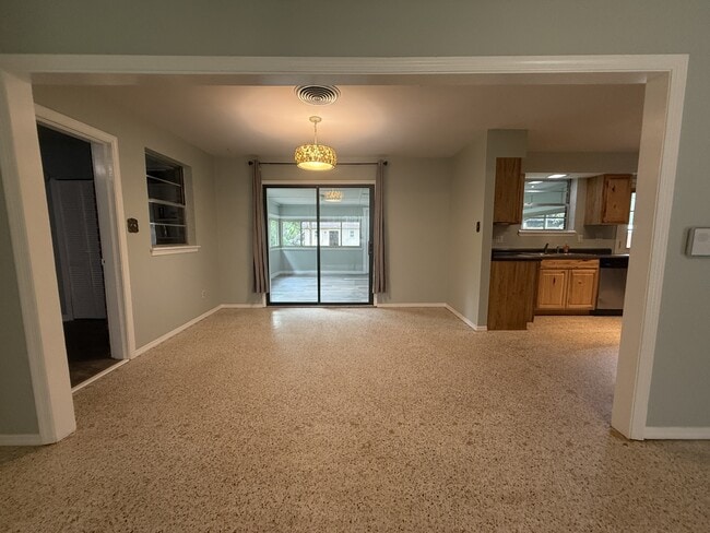 Building Photo - 2803 Smilax Ave