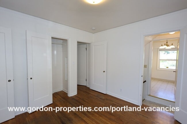 Building Photo - SE 57th Ave - 5 bedroom home with fireplac...