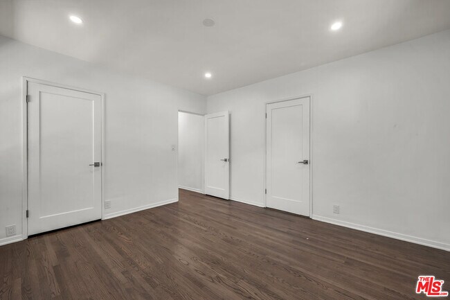 Building Photo - 1091 Palm Terrace