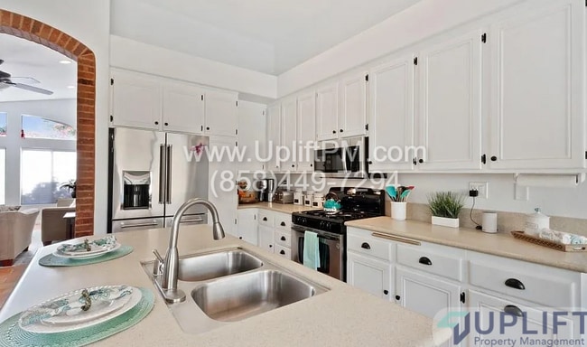 Building Photo - Beautiful 3-Bedroom Home Near Parks, Shopping, and Dining