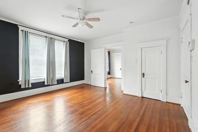 Building Photo - Beautiful 3-Bedroom Triplex in the Munger ...