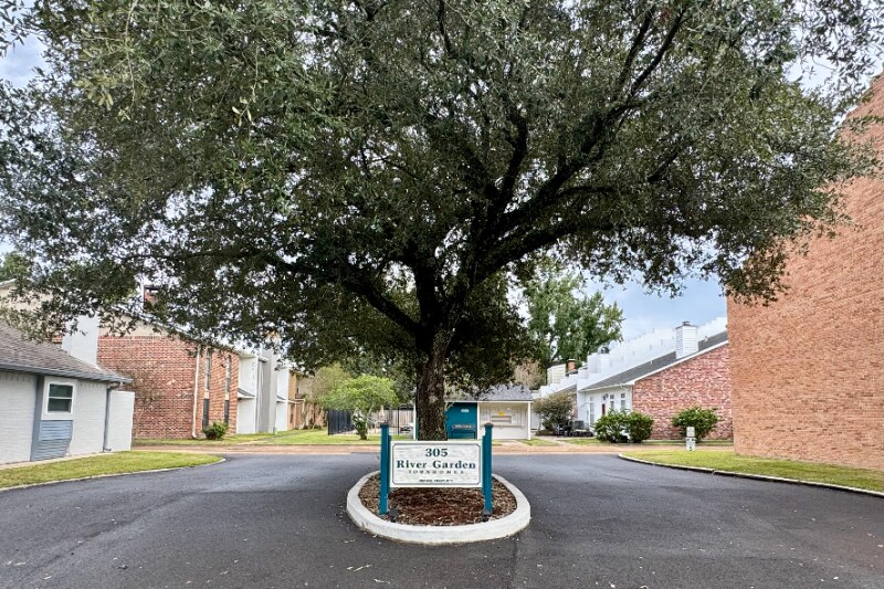 Building Photo - 305 Halcott Dr