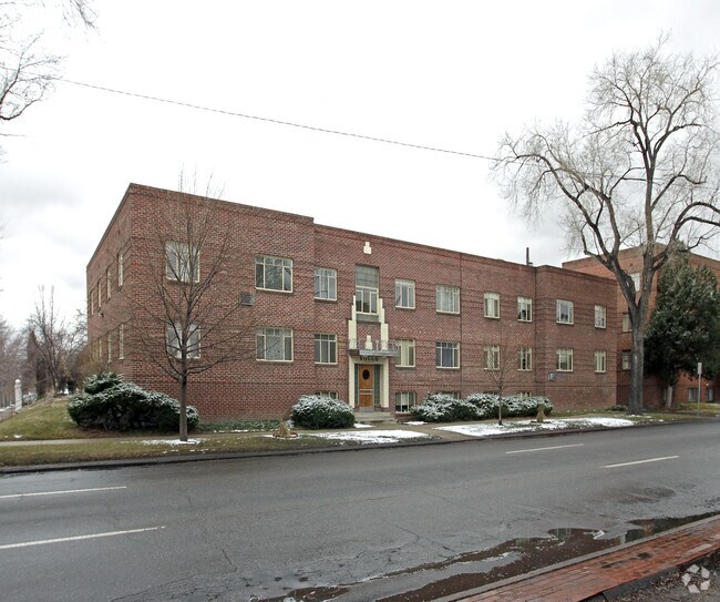 Primary Photo - The Vogue Apartments