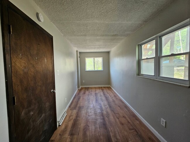 Building Photo - Newly updated 3 bedroom, 1 bath apartment ...