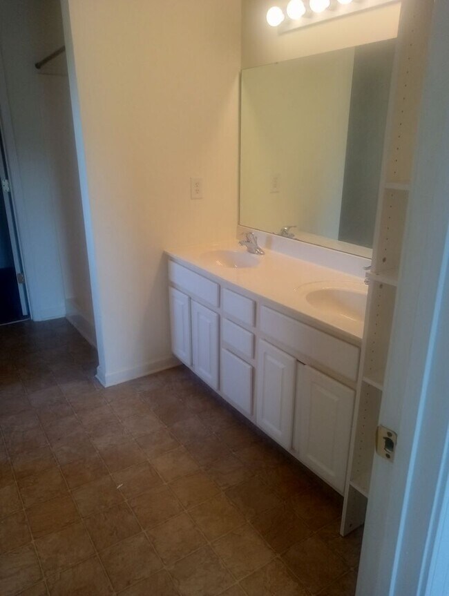 Building Photo - 4 Bedrooms 3.5 Bathrooms FOR RENT