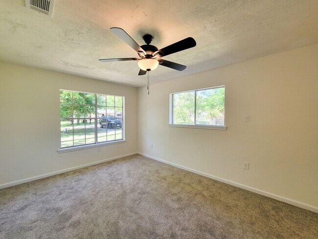Building Photo - BEAUTIFUL RECENTLY REMODELED LEASE HOME IN HUNTSVILLE, TEXAS