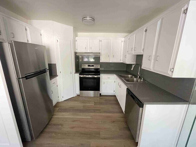 Building Photo - COMPLETELY UPDATED ONE BEDROOM APARTMENT IN TARZANA!