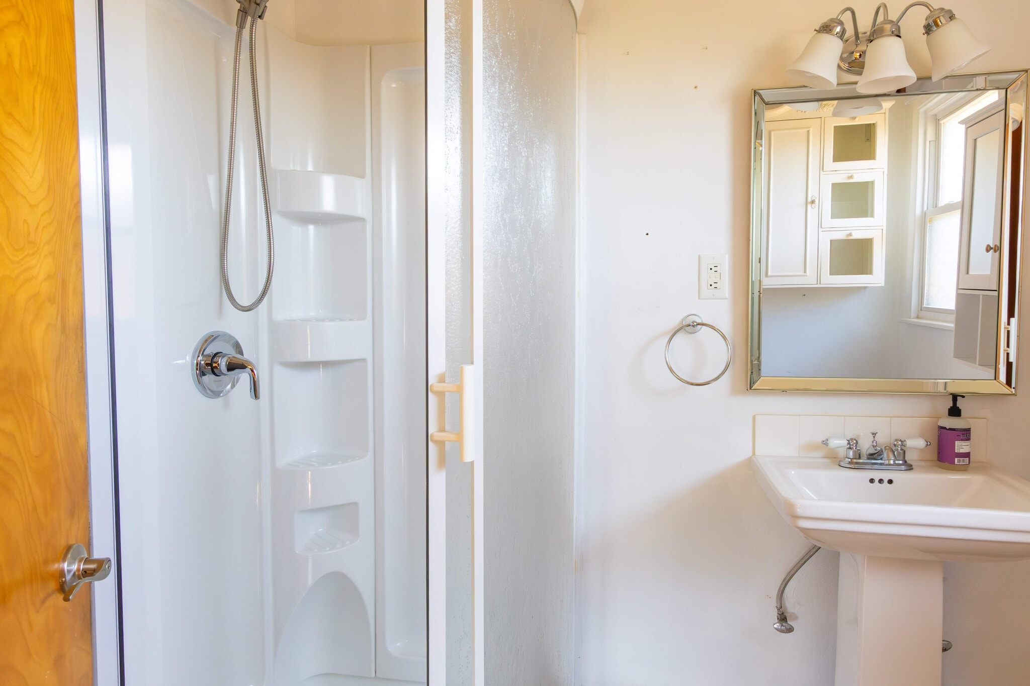 BR3 en suite bath - 3311 River Rd