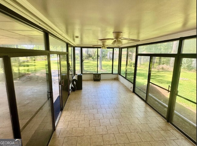 Building Photo - 427 Meadowlark Dr