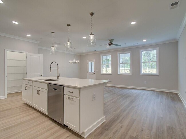 Building Photo - 903 Agate Ln