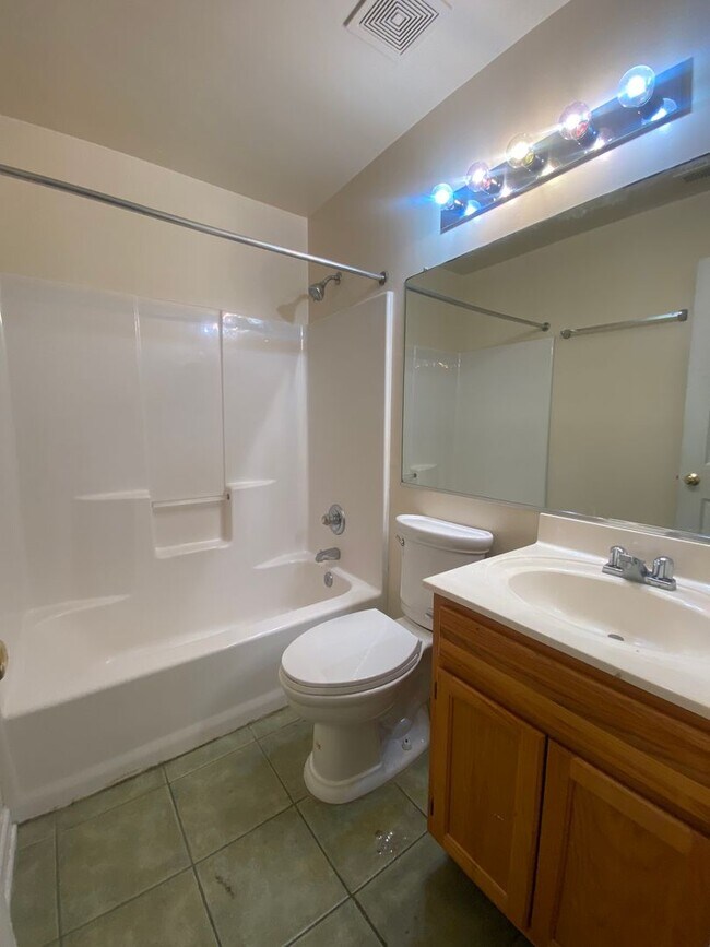 Building Photo - Spacious 3 Bedroom 2.5 Bathroom Home in Randolph Neighborhood