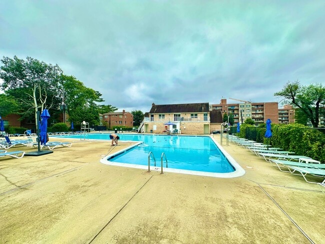 Building Photo - FREE RENT! Sail into this 2BR 1BA at the M...