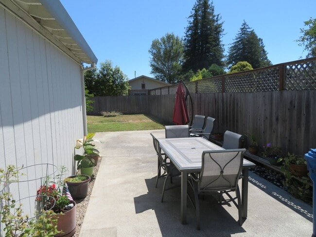 Building Photo - Beautiful 2 bed 1 bath end unit Townhome i...